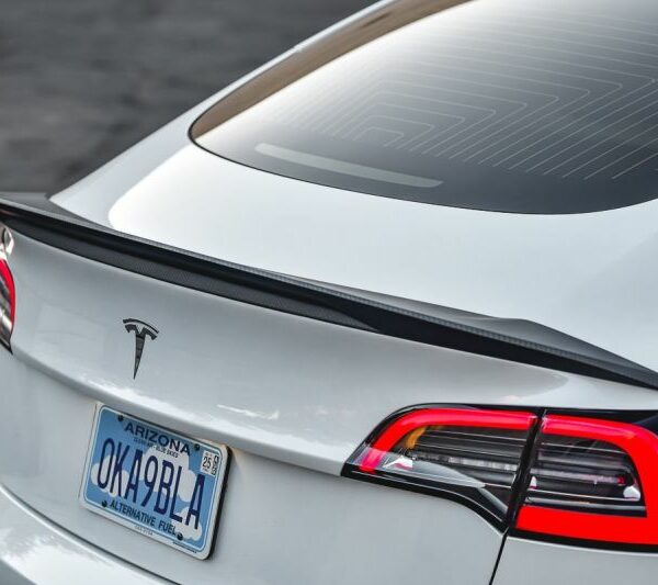VR Aero 2018+ Tesla Model 3Matte Carbon Fiber Trunk Spoiler